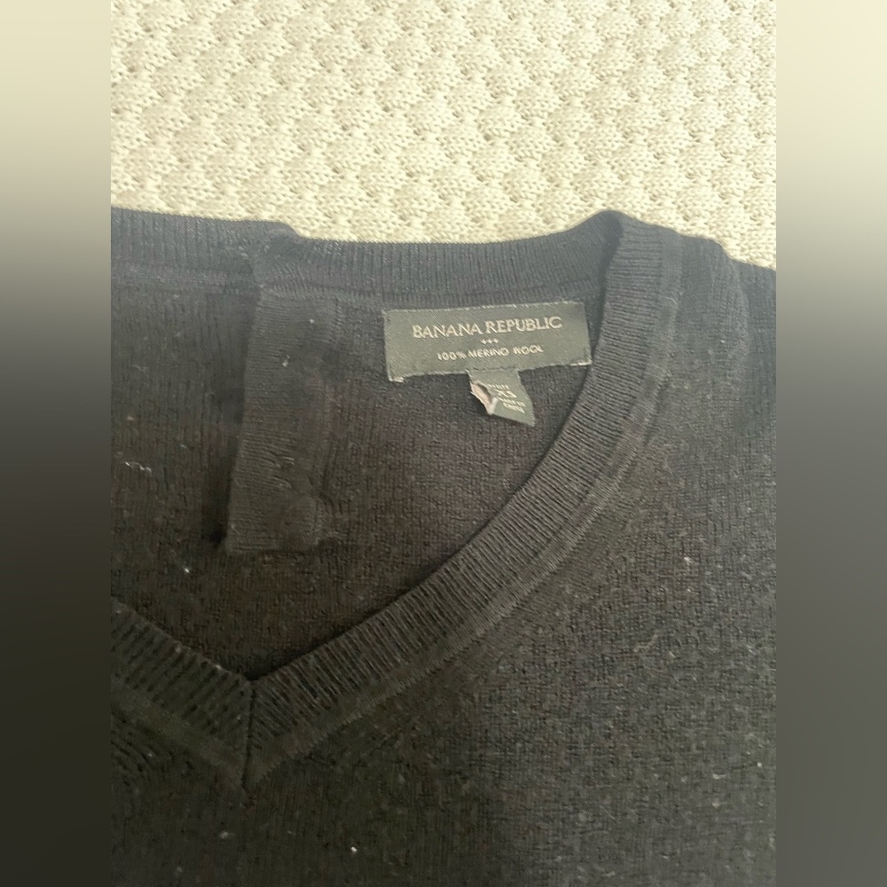 Banana Republic long sleeve v-neck black sweater - Picture 9 of 10